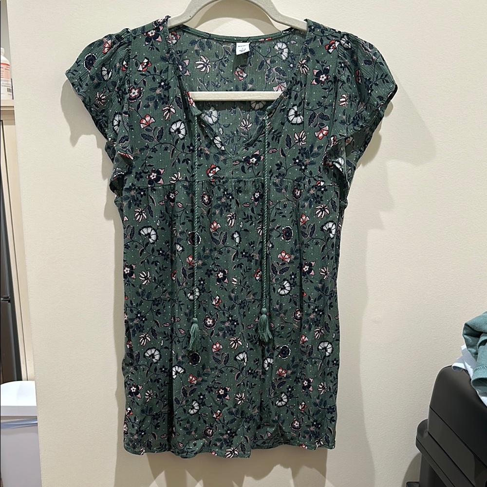 Old Navy Green V-neck puff sleeve blouse with tie front and relaxed fit